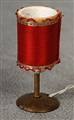 Bordslampa liten med röd skärm, lyser, 170303.jpg