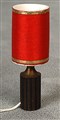 Bordslampa med röd skärm, lyser3, 170303.jpg